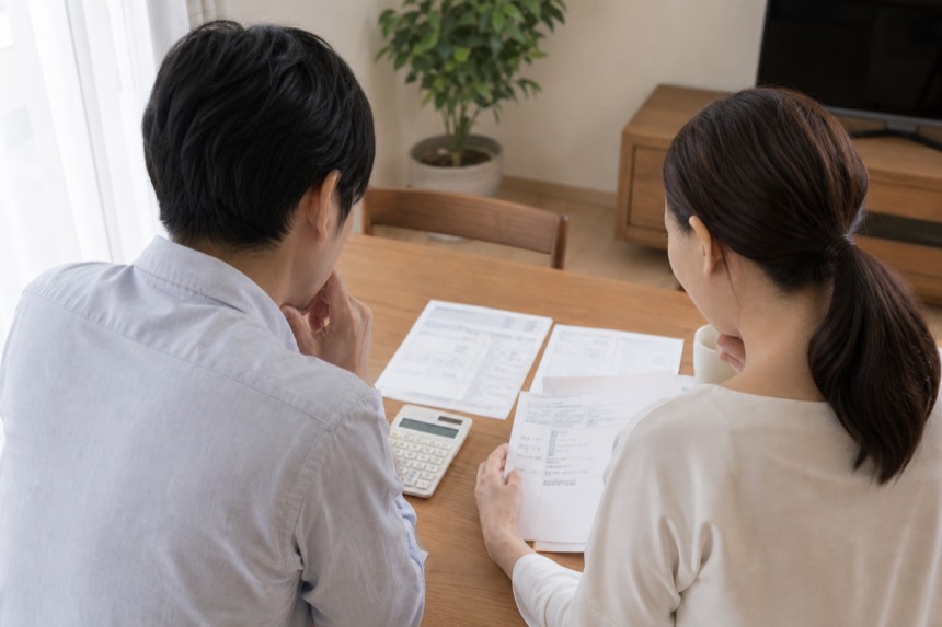 資料を前に購入を悩む夫婦